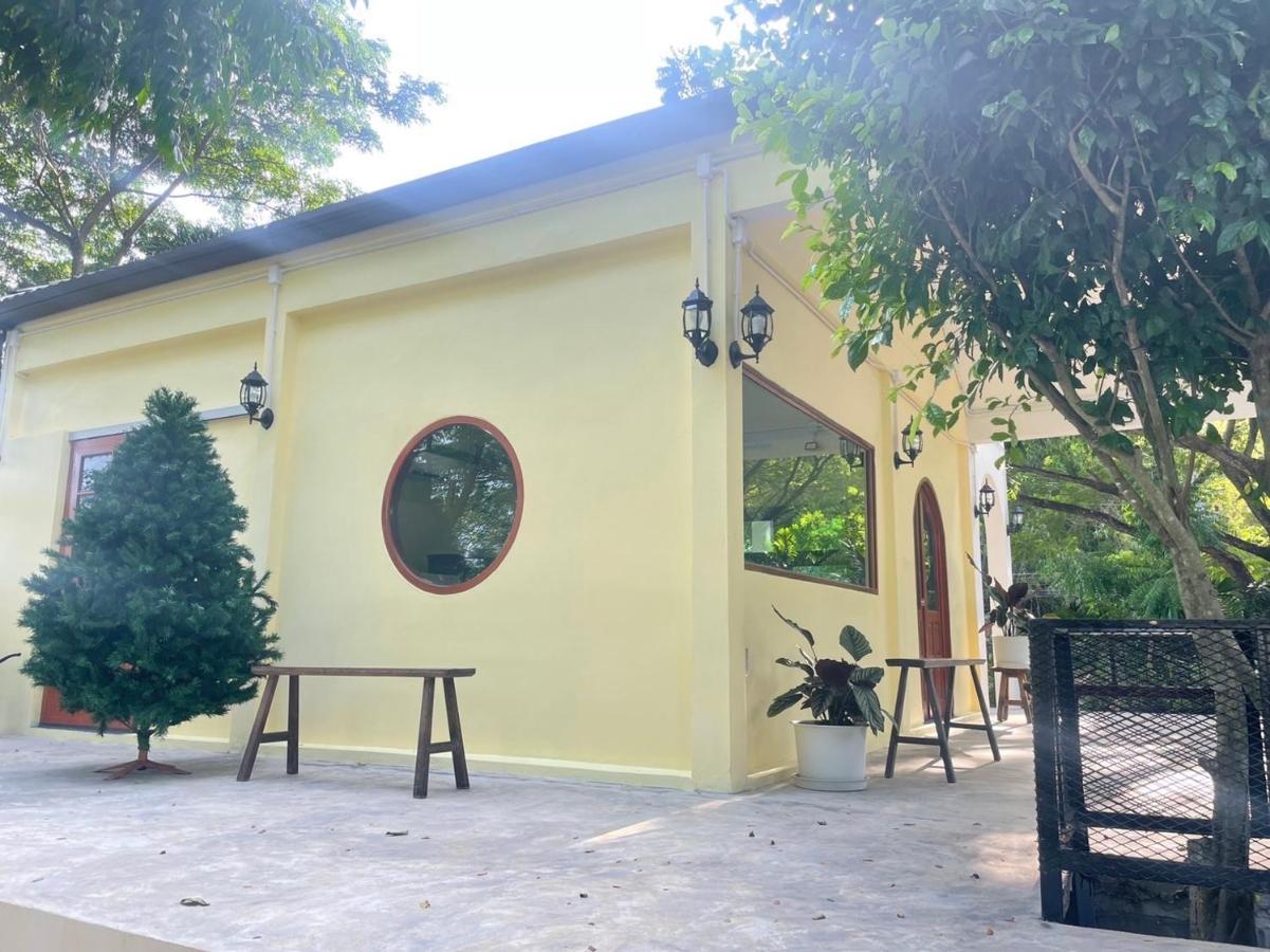 Rain Tree Cafe & Homestay Утхайтхані Екстер'єр фото