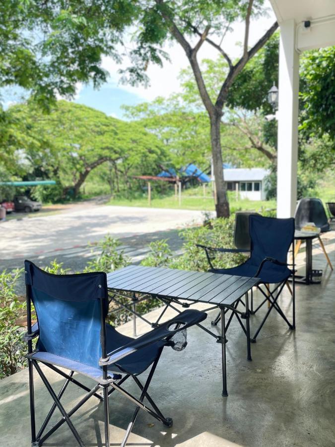 Rain Tree Cafe & Homestay Утхайтхані Екстер'єр фото