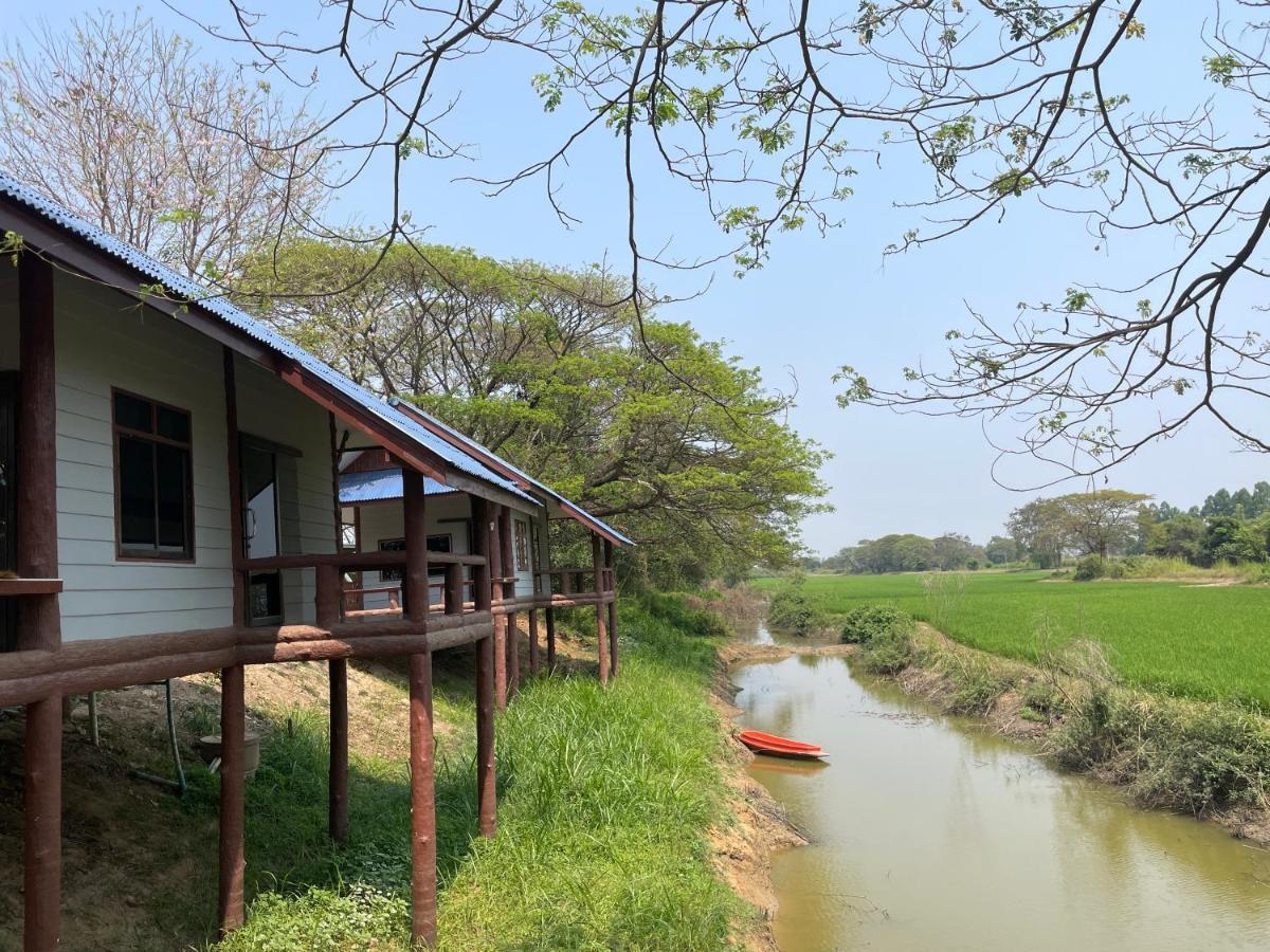 Rain Tree Cafe & Homestay Утхайтхані Екстер'єр фото