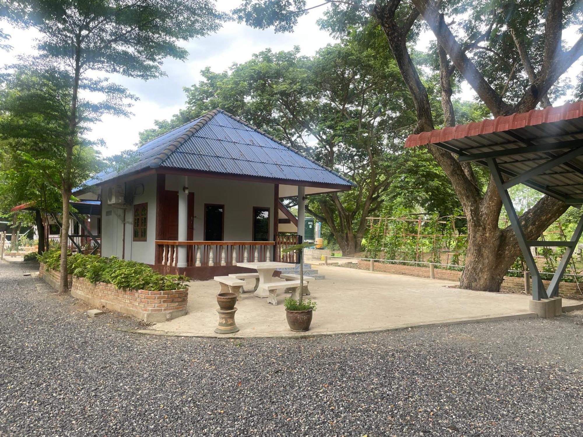 Rain Tree Cafe & Homestay Утхайтхані Екстер'єр фото